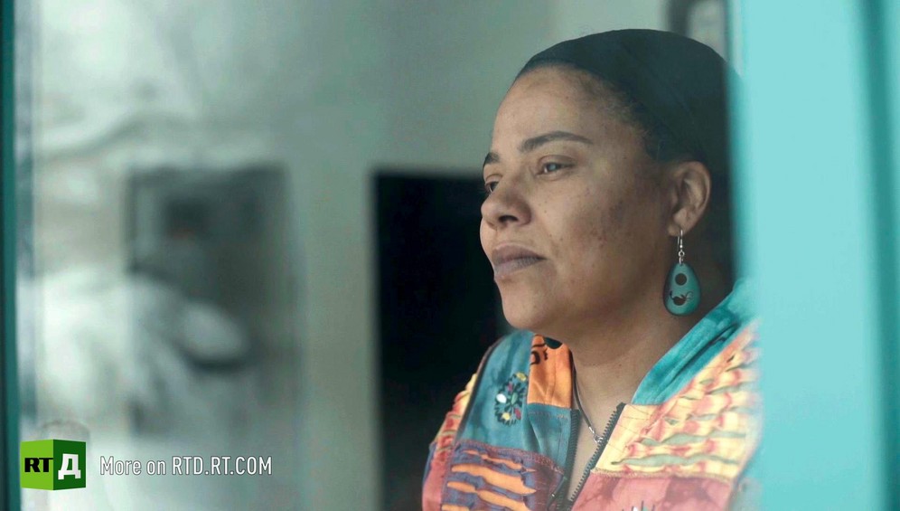 Head and shoulder three-quarters shot of Dinah Blackwell, a young African American woman. Still taken from RTD Documentary film Black Lives 6. Illusion about single-parent families and teenage parenthood in Black America.