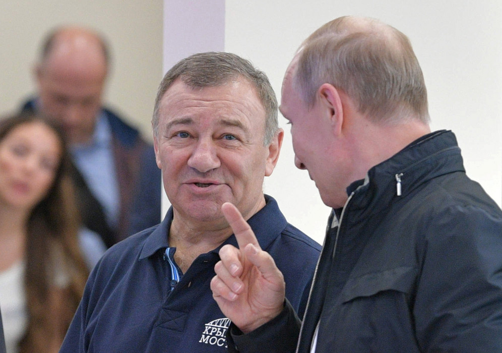 Arkady Rotenberg, a Russian billionaire, speaks to President Vladimir Putin. 