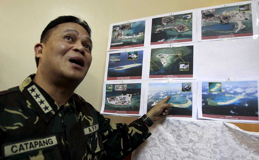 Chief of Staff of the Philippines Armed Forces (AFP), Gregorio Pio Catapang shows images of structures being built by China on the disputed islands during a news conference at the AFP headquarters in Manila. April 20, 2015.© REUTERS Chief of Staff of the Philippines Armed Gregorio Pio Catapang showing photographs of Chinese constructions on Spratly Islands