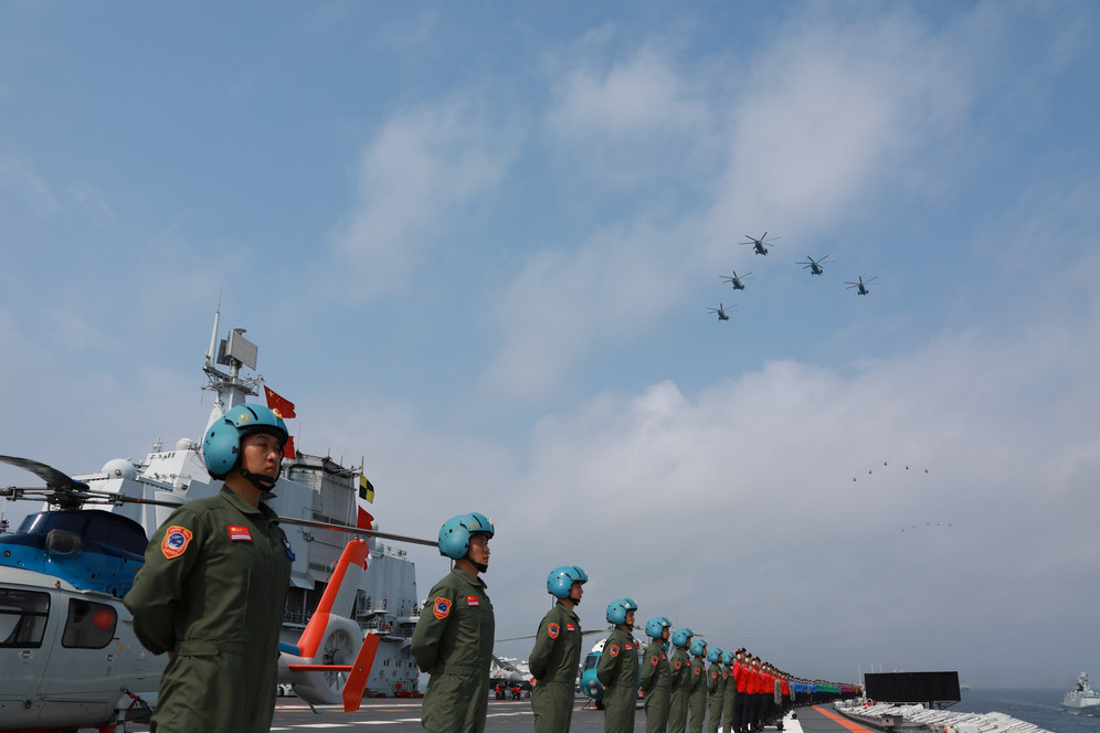 Chinese People's Liberation Army (PLA) Navy personnel as they take part in a military display in the South China Sea April 12, 2018. Picture April 12, 2018. © REUTERS China Navy parading on aircraft carrier in South China Sea