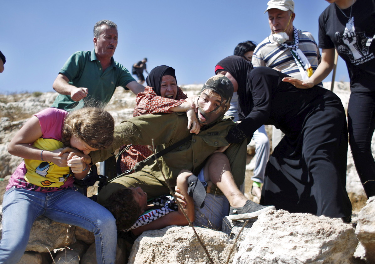 Ahed Tamimi biting a soldier