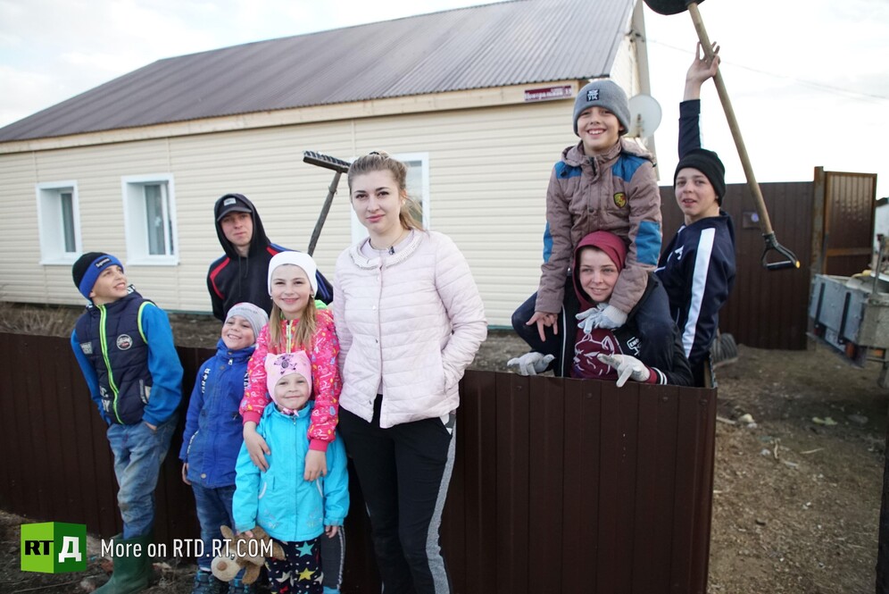 Russian teenage girl looks after her six orphaned siblings.